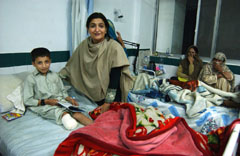 El pequeo Moshin Jqbal junto a la coronela Shahina Jamil, directora del hospital. Foto: JUVENAL BALN